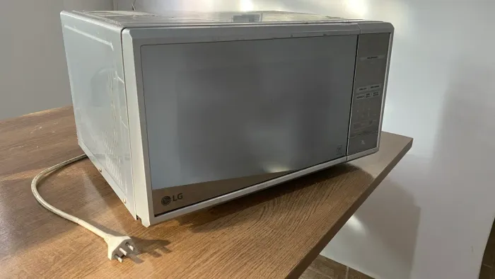 forno de micro-ondas LG de 30 litros, modelo MS3059L, com acabamento espelhado.