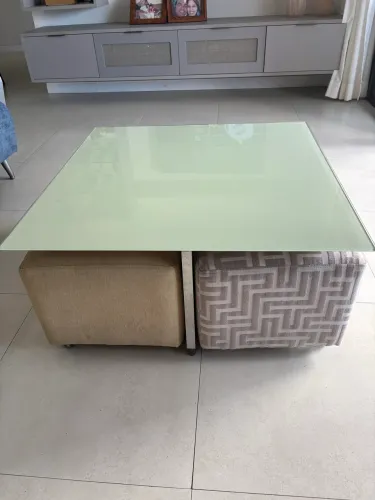 Centro de mesa com 4 puffs