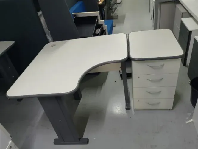 Conjunto de Mesa Delta Com Pé De Ferro - Para Ambiente De Escritório