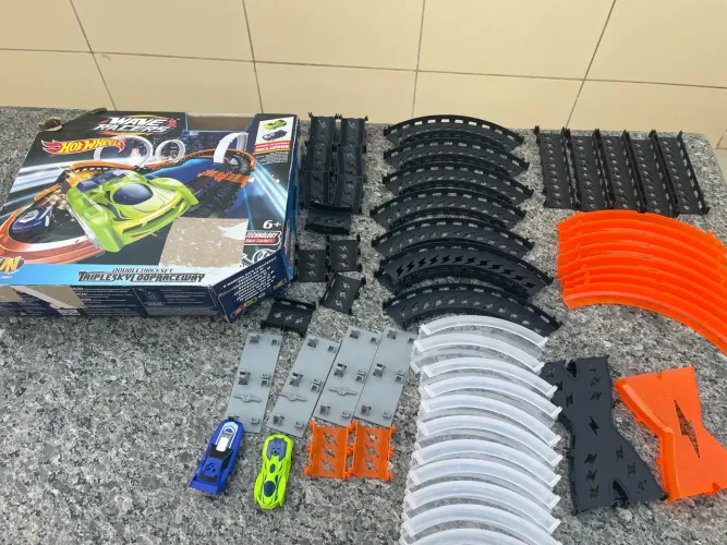 Pista Hotwheels faltando uma peça e S/ controle