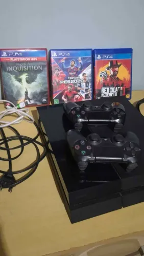 Vende-se ps4 500 gb com dois controles e 3 jogos