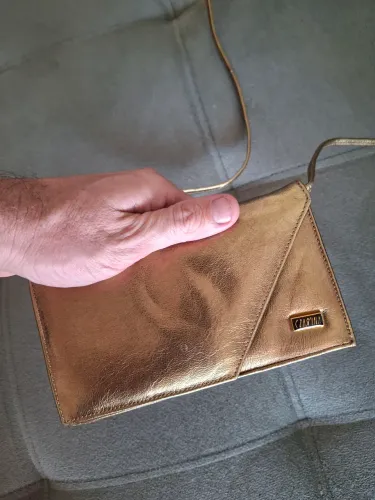 Carteira/clutch de alça fina com acabamento metalizado bronze/ouro velho (bolsa pequena)