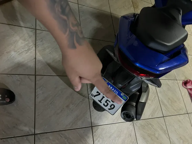 Moto com excelente estado , pneu novos , impecável