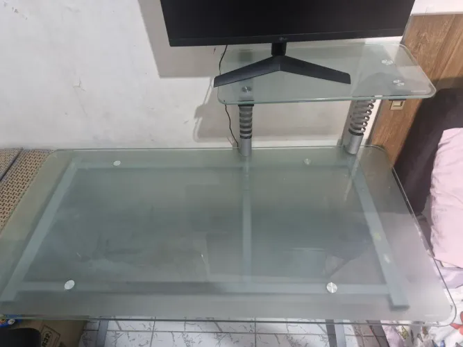 Mesa de vidro temperado para computador, com prateleira embutida