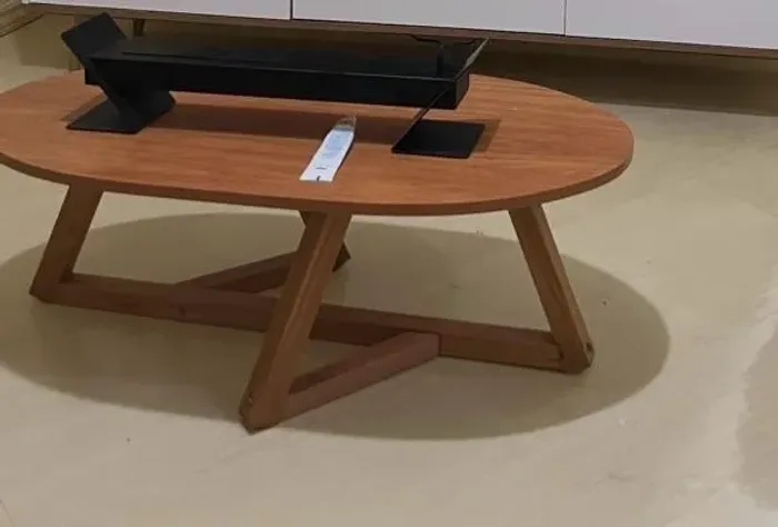 Mesa de Centro Oval em Madeira - Design Moderno e Elegante