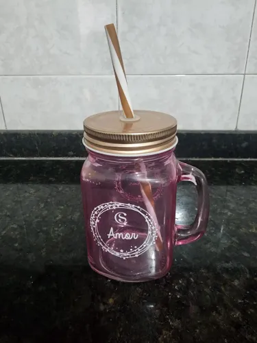Caneca colecionável de vidro com tampa e canudo AMOR da Cacau Show 