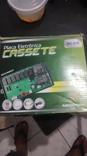 Vendo uma placa de um ar condicionado cassete universal