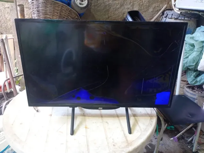 Vendo tv de 32 e monitores para retirada de peças ou concerto