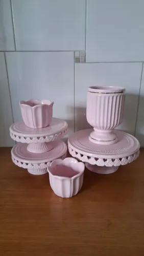 Vendo esse kit de peças rosa para decorar lindas mesas de festas por 198,00