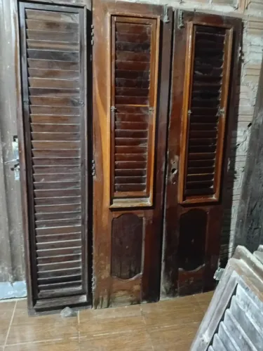 Porta de pau-d'arco com 3 folhas. R$: 900,00
