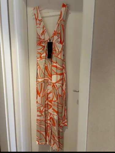 Maravilhoso vestido ANIMALE, NOVO com etiqueta. 100% viscose. Tamanho 42.