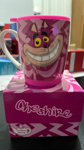 Caneca Gato de Cheshire - Alice no País das Maravilhas, com tampa.