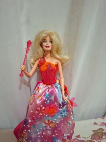 Boneca "Barbie" sereia e princesa