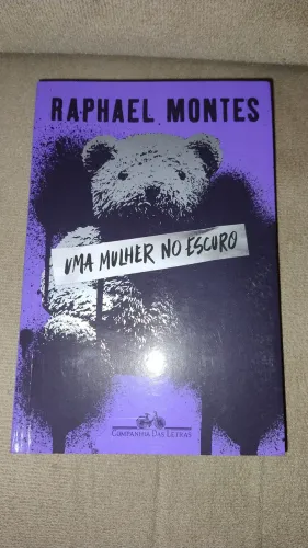 Livro Uma Mulher no Escuro - Raphael Montes