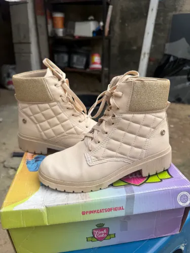 Bota semi nova bem conservada numeração 32