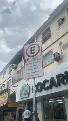 PLACA DE ÁREA DE CARGA E DESCARGA PROIBIDO ESTACIONAR