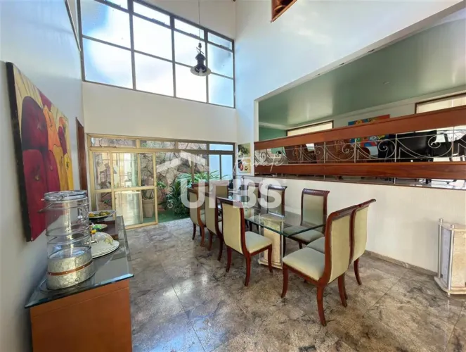 Sobrado à venda no Setor Sul em Goiânia com 586 m²m, 5 suítes e piscina.