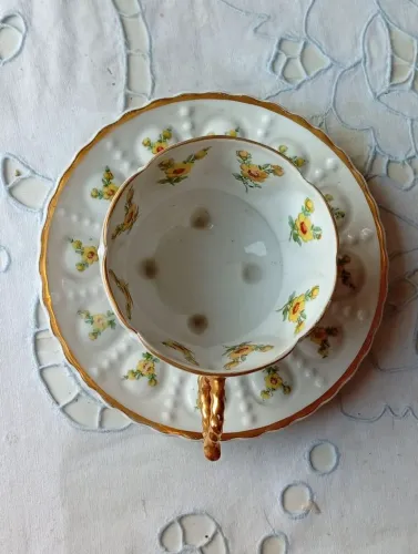 Xícara antiga de porcelana com Pires