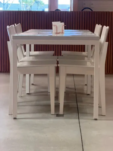 Mesa e cadeiras
