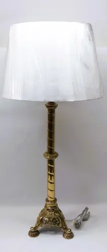 Antigo Abajur Metal dourado cúpula branca. base triplóide ornada em alto relevo*