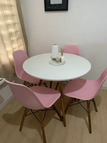 Mesa de jantar com quatro cadeiras
