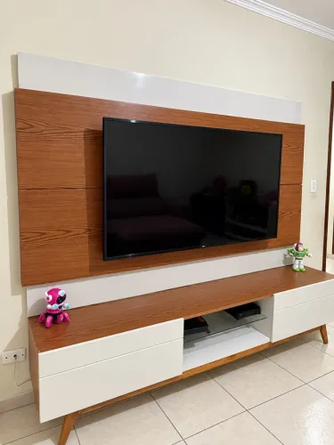 Título: Painel para TV com Rack Moderno Amadeirado e Branco