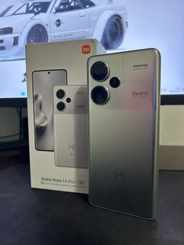 Xiaomi Redmi Note 13 Pro+ Na Caixa / Detalhe No Vidro