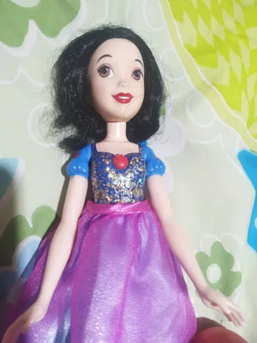 Boneca linda branca de neve original