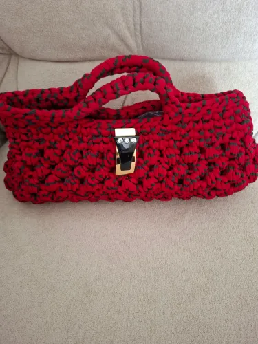 Charmosa bolsa de croche em alta