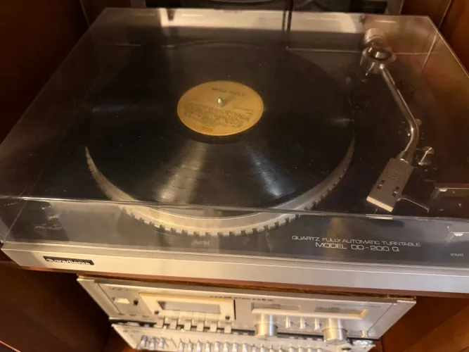 Toca discos DD-200Q