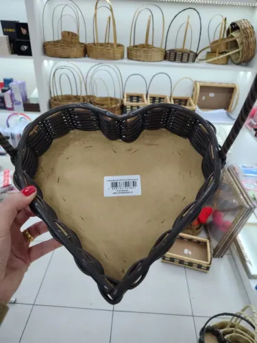 Cesta Sintética Coração Tam M para café da manhã decoração, presente.