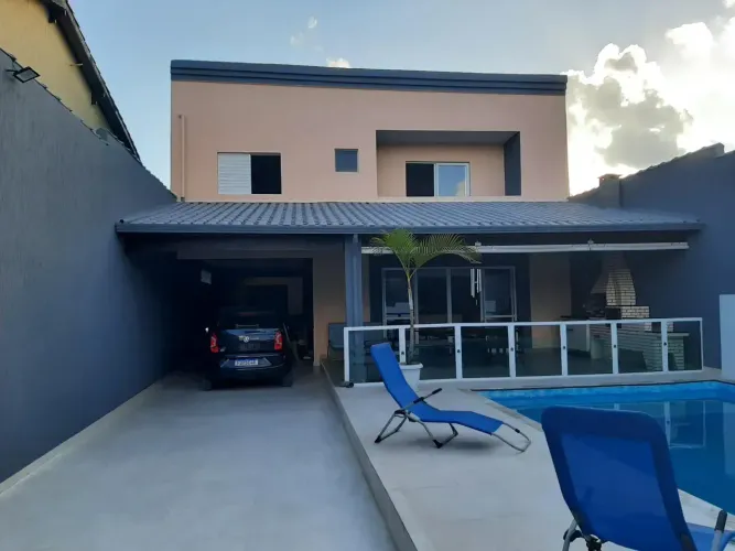 Casa localizada lado praia a 200 metros do mar, com 5 quartos (sendo 2 suítes), possui pis