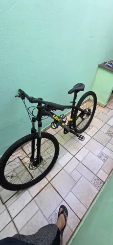 Bike CALOI Explorer Sport Cores Aro 29 c/ 24 marchas SHIMANO