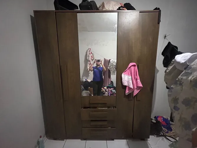 Venda Urgente, guarda roupa
