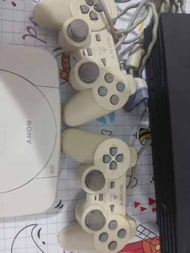 PlayStation 1 com 2 controles originais