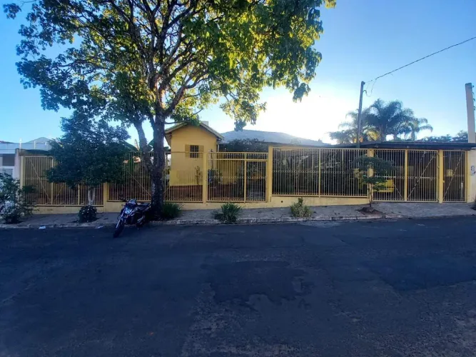 Casa Ampla à Venda no Centro (Lácio), Marília/SP  4 Quartos e Terreno Generoso