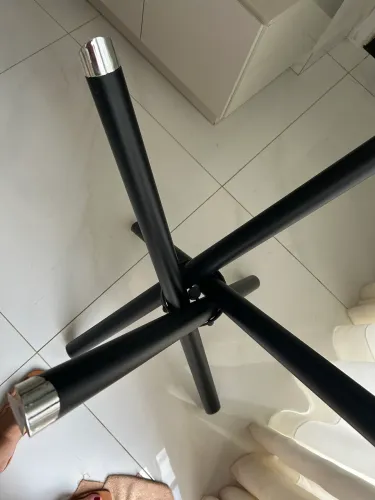 Vendo um pé de mesa inox com pintura eletrostática preta , super conservada!