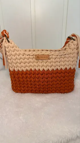 Bolsa artesanal em fio de malha