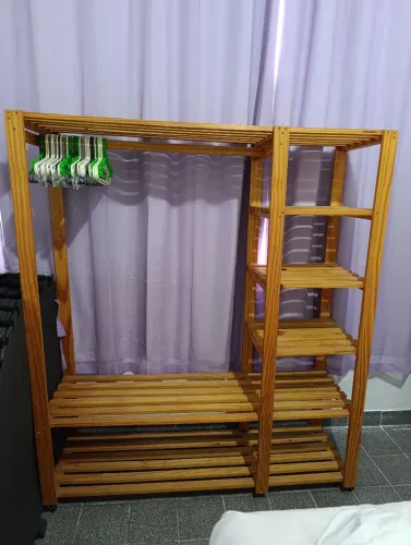 Guarda-roupa armário roupeiro com rodízios
