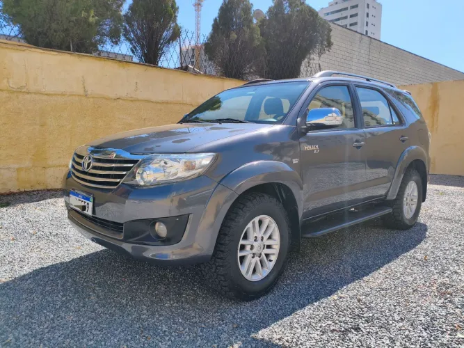 Toyota Hilux SW4 SR 4X2 2.7/2.7 Flex 16V Mec. 2014