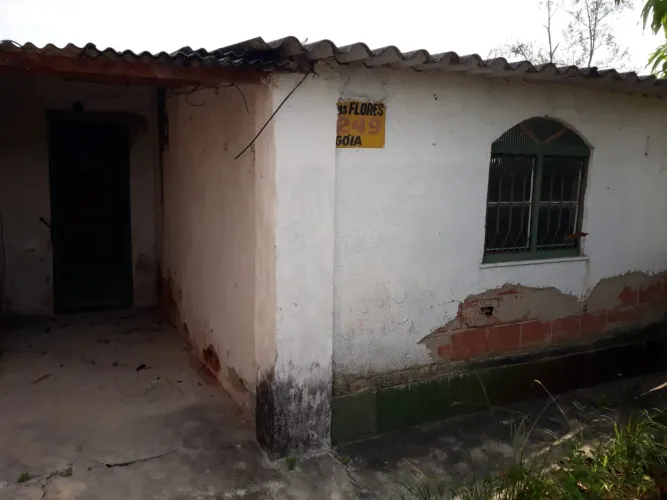 Terreno com pequena casa