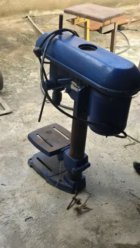 Maquina furadeira de bancada