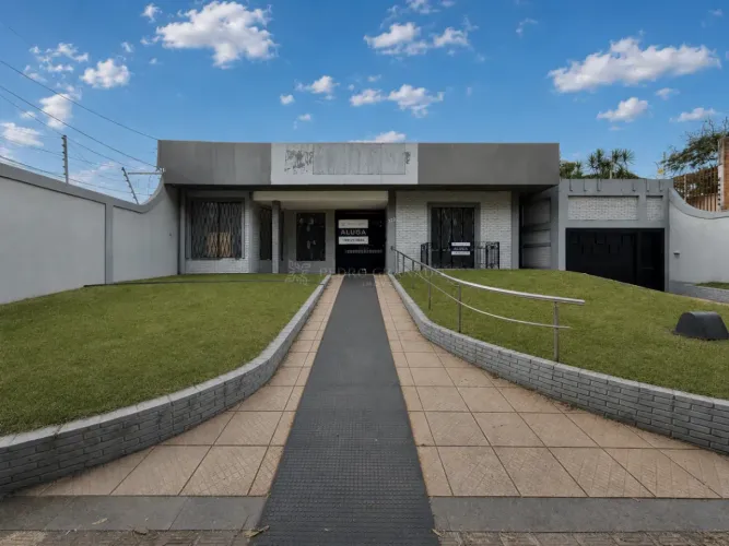 Clínica Comercial na Zona 04 | 6 Salas, 8 Vagas Internas, 377,45 m² Construídos e 753 m² d