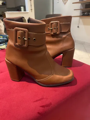 Botas cano curto com salto caramelo 