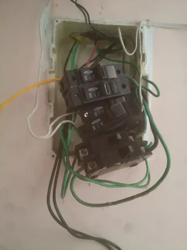Eletricista instalações, reparos, problemas elétricos, quadro de distribuição, curto etc