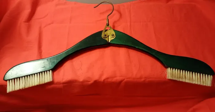 Cabide ANTIGO DE MADEIRA versátil com escova