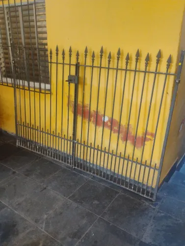 Portão de garagem porém o portão é baixo 1,43 de altura por 2,14 de comprimento com chave