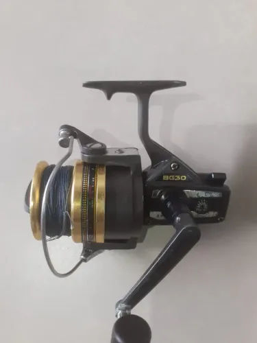 Molinete bg 30 daiwa seminovo impecável