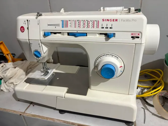 Vende se máquina de costura
