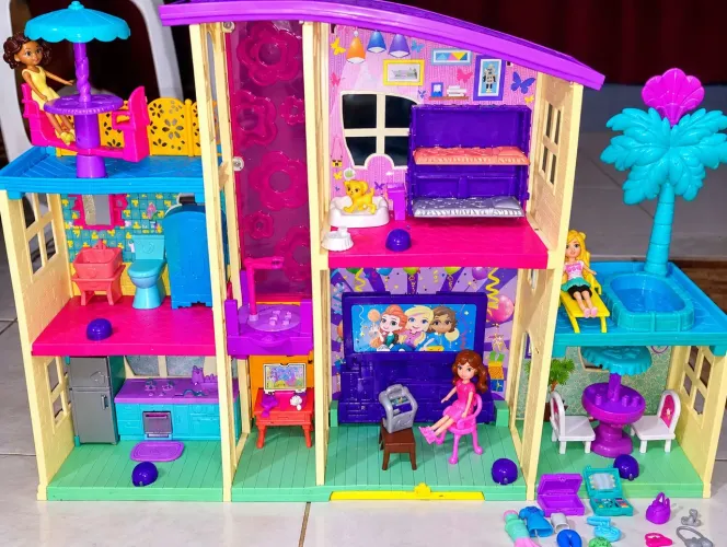 Casa e carrinho da boneca Polly originais com acessórios.